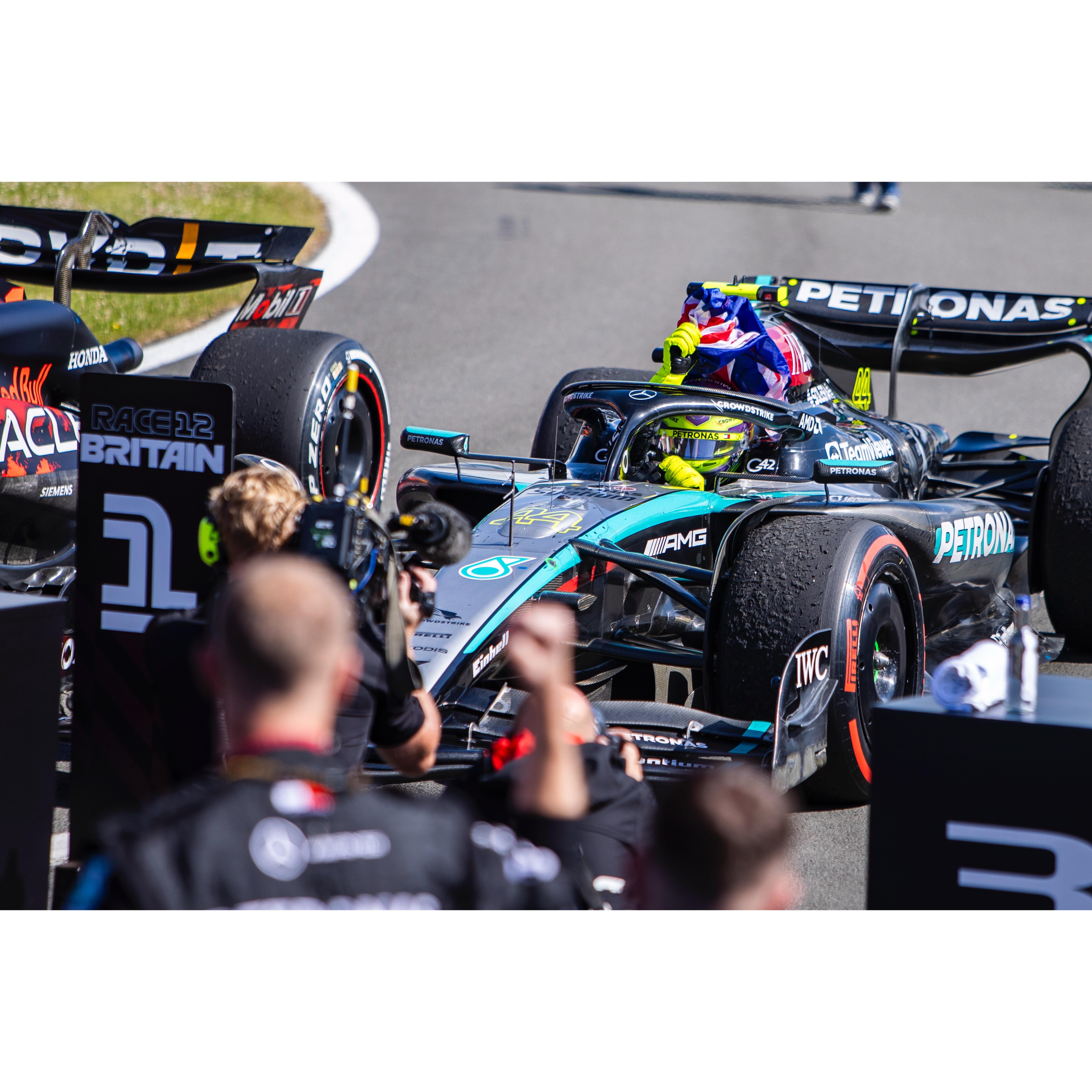 法拉利碾压梅赛德斯，汉密尔顿点燃赛场