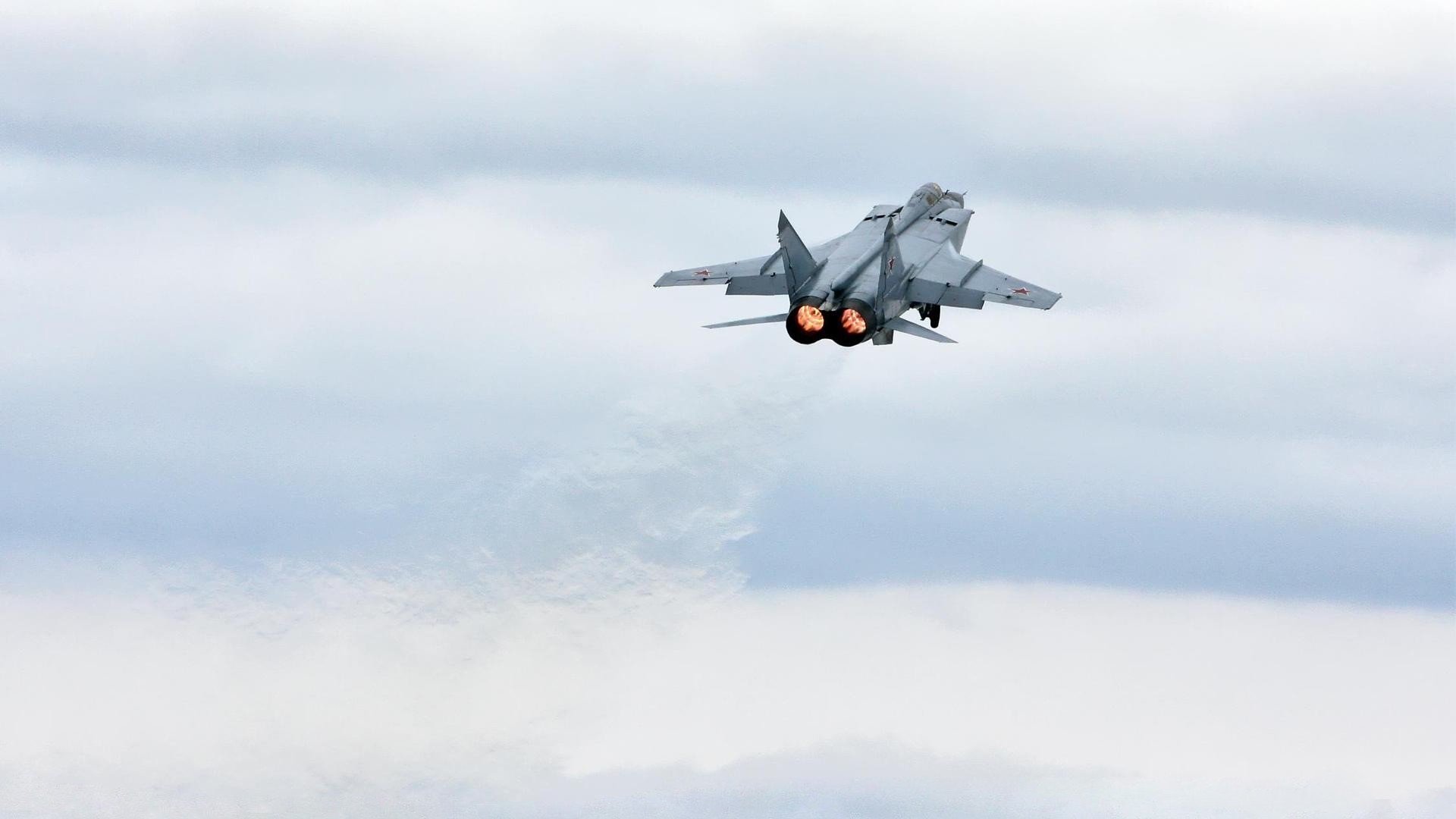 欧亚对决，比利亚雷亚尔粉碎伊朗黑马，德里赫特成荷兰关键先生